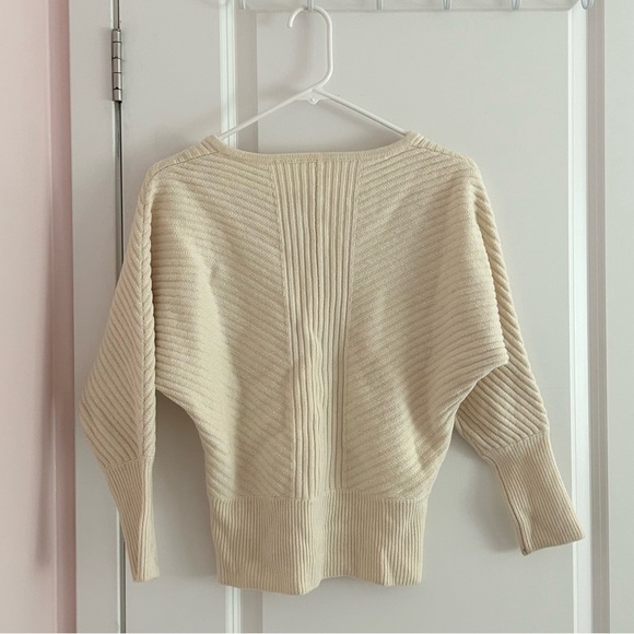 trina turk 100% merino wool cream v neck sweater - Picture 4 of 5